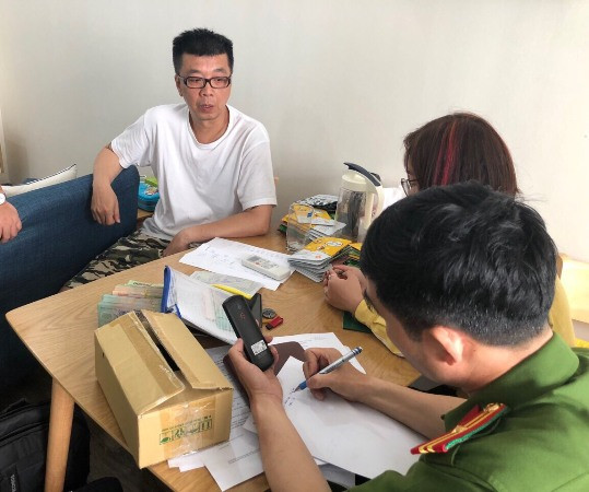 Chiu Hao Cheng (áo trắng) có vai trò quản lý, điều hành đường dây cờ bạc.