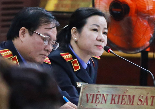 Đại diện VKS thẩm vấn người liên quan.