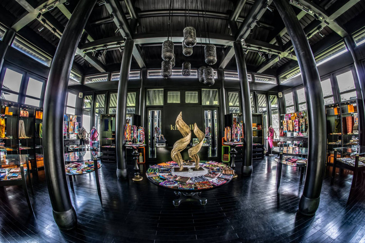 Dư luận phản ánh phần lớn khăn lụa thương hiệu KHAISILK nhập khầu từ Trung Quốc. Ảnh Internet