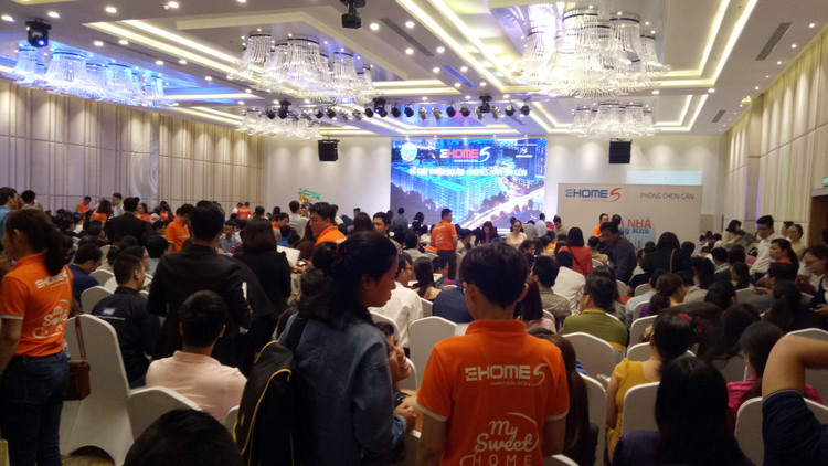 Ngày hội “Mua nhà không khó” lần 2 có hơn 1.000 khách hàng đăng ký tham dự. Ảnh Ngô Ngãi