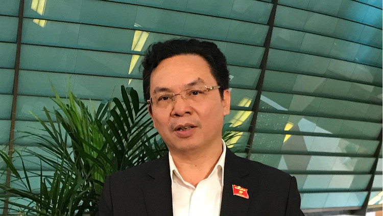 Đại biểu Hoàng Văn Cường (đoàn Hà Nội) trao đổi với phóng viên Báo Đấu thầu bên lề hành lang Quốc hội. Ảnh: Trần Tuyết