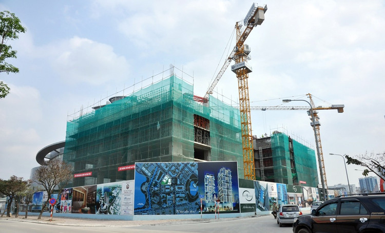 Nhiều công trình xây dựng lấn chiếm vỉa hè tồn tại ở quận Cầu Giấy. Trong ảnh là dự án Khu phức hợp Căn hộ Văn Phòng Sky Park Residence (số 2 Tôn Thất Thuyết) doTổng công ty xây dựng Thanh Hóa làm chủ đầu tư.