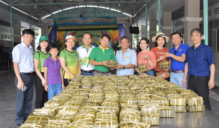 Trao quà Tết tại TT Bảo trợ xã hội Chánh Phú Hòa tỉnh Bình Dương