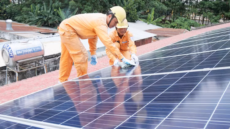 EVNSPC sẵn sàng lắp đặt miễn phí công tơ hai chiều đo đếm điện năng, ký kết hợp đồng mua lượng điện dư từ hệ thống điện MTMN của hộ dân/doanh nghiệp phát lên lưới điện; thực hiện miễn phí các hồ sơ liên quan việc đấu nối vào lưới điện, ghi chỉ số, thanh t