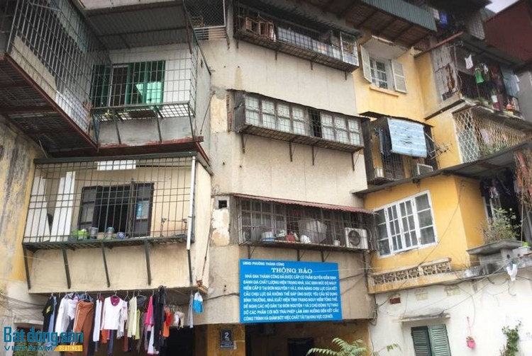 Người dân kiên quyết không di dời dù khu chung cư được xác định nguy hiểm.