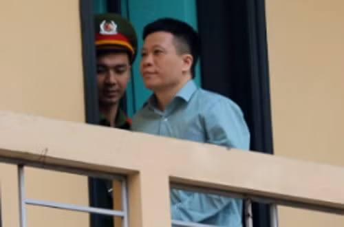 Bị cáo Hà Văn Thắm bị dẫn giải vào TAND Hà Nội.