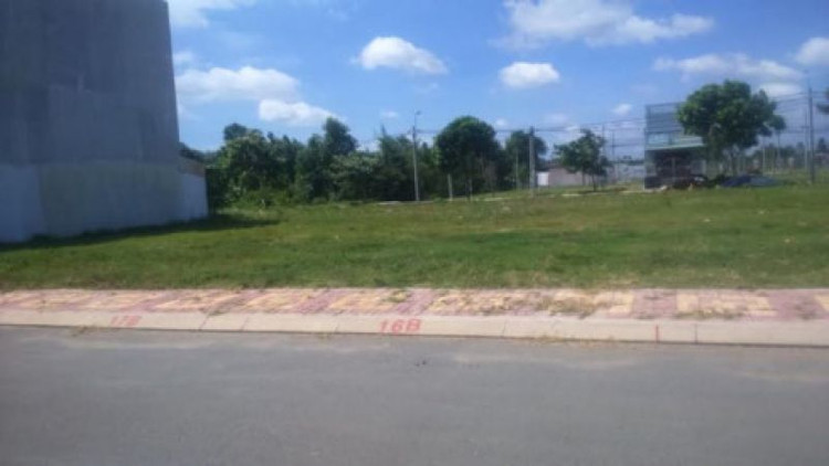 Người tiêu dùng cần thận trọng trước trò kích giá đất nền của người bán.(Ảnh minh họa: KT)