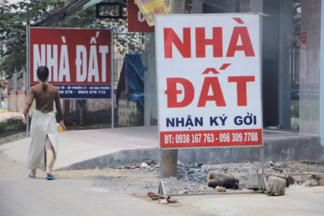 Các chuyên gia khuyên người dân TP.HCM cần thận trọng trước khi “xuống tiền” mua đất tại thời điểm này.