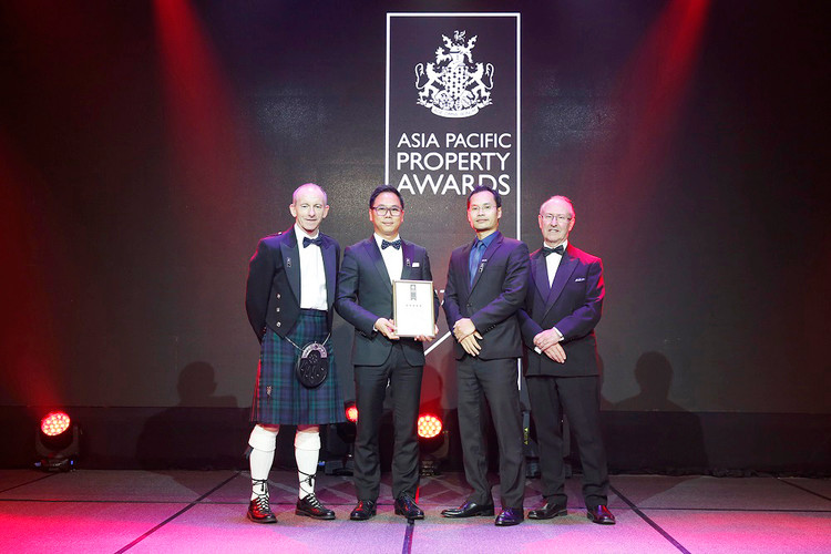 Đại diện FLC nhận giải “Khách sạn mới có thiết kế và xây dựng đẹp nhất Việt Nam” tại lễ trao giải Giải thưởng Bất động sản Châu Á - Thái Bình Dương.