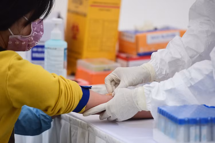 CDC Hà Nội lấy mẫu xét nghiệm nhanh các trường hợp liên quan đến viện Bạch Mai tại trường THCS Đống Đa ngày 31/3.