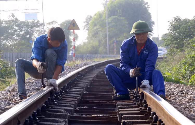 Công nhân bảo trì tuyến đường sắt Yên Viên - Lào Cai đoạn qua Phú Thọ.