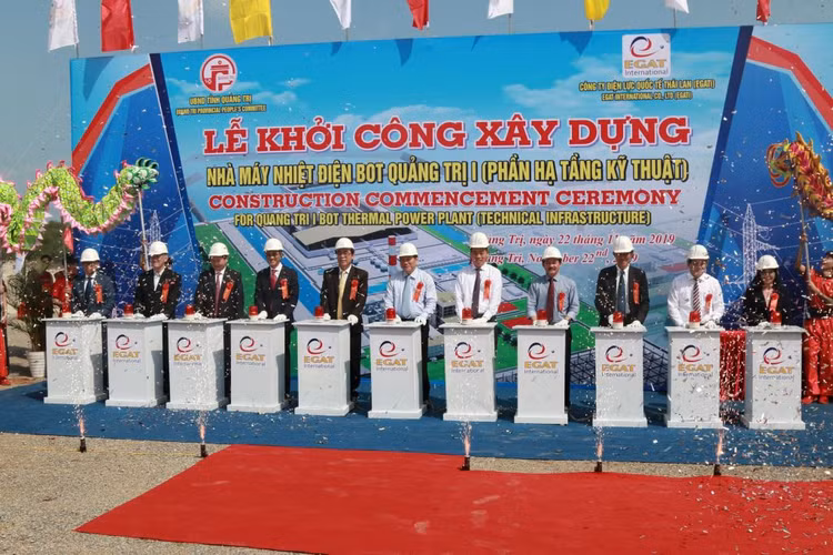 Chủ đầu tư và các vị khách quý nhấn nút khởi công xây dựng Nhà máy Nhiệt điện BOT Quảng Trị 1