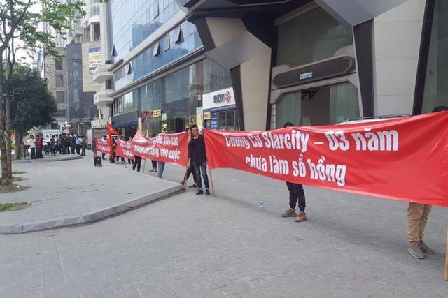 Thời gian qua, nhiều tranh chấp mâu thuẫn giữa chủ đầu tư và cư dân xuất phát từ việc chậm làm sổ đỏ.