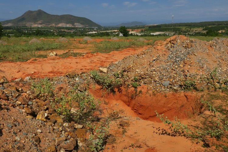 Đường sá trong khu đất nông nghiệp ở thôn 7 xã Hàm Đức (huyện Hàm Thuận Bắc) vừa bị ủi bỏ.