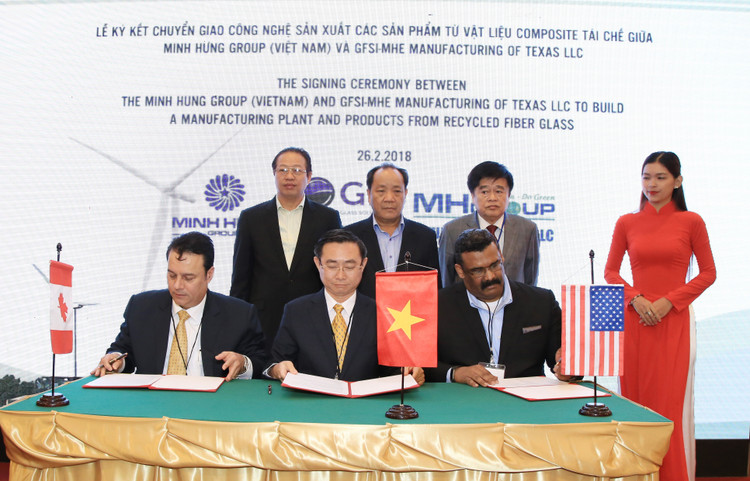 Ông Davis Fischer - TGĐ MHGroup Canada, ông Lâm Đạo Hưng - CTHĐQT Minh Hưng Griup Việt Nam, ông Don Lilly - TGĐTập đoàn GFSI Hoa Kỳ cùng thực hiện nghi thức ký kết.