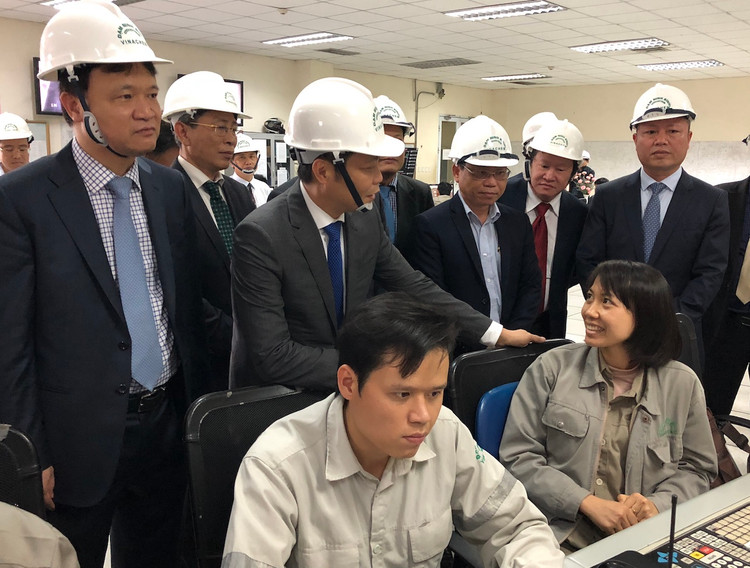 Bộ trưởng Bộ Công Thương Trần Tuấn Anh thăm hỏi, động viên công nhân Nhà máy đạm Ninh Bình. Ảnh: VGP