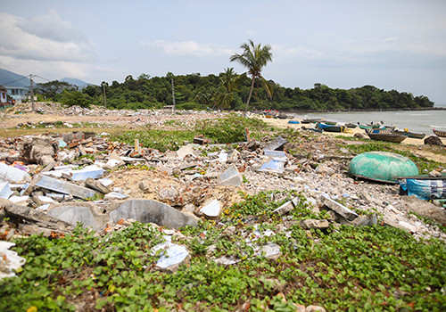 Hơn 500 hộ dân làng biển Nam Ô đã di dời để thành phố bàn giao đất cho dự án xây dựng khu sinh thái.