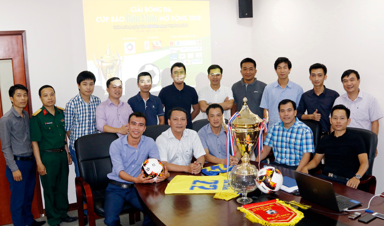 12 đội bóng tham gia Lễ bốc thăm, chia bảng Giải bóng đá Cúp Báo Đấu thầu mở rộng 2018. Ảnh: Tường Lâm