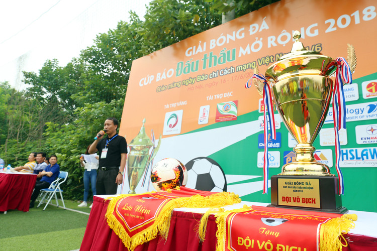 Phó Tổng biên tập Báo Đấu thầu, Trưởng ban tổ chức “Giải bóng đá Cúp Báo Đấu thầu mở rộng năm 2018”, Phạm Ngọc Thanh tuyên bố khai mạc. Ảnh: Tường Lâm