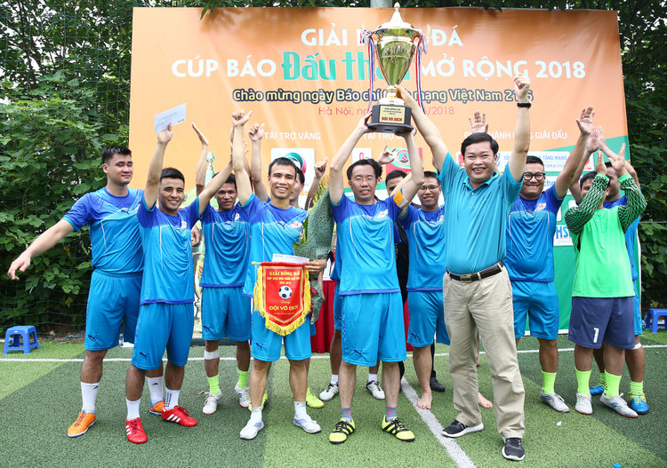 Tổng biên tập Đỗ Xuân Khánh trao Cup vô địch cho đội Công ty CP Khoa học và Công nghệ xây dựng. Ảnh: Lê Tiên