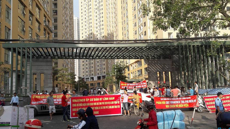 Hàng trăm cư dân chung cư New Horizon đã tập trung phản đối các khoản phí chủ đầu tư đưa ra trong nhiều ngày liên tiếp.