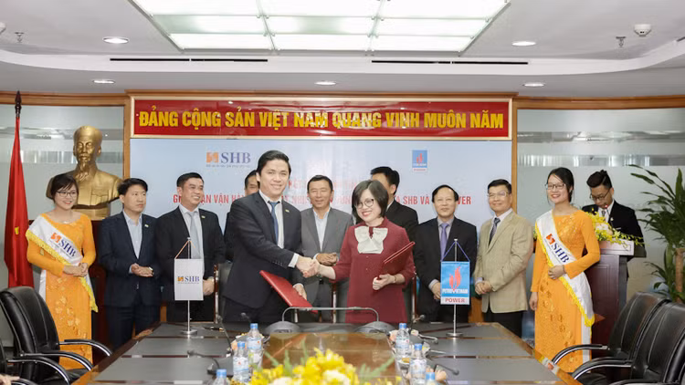 Nguyễn Việt Bảo – GĐ Trung tâm kinh doanh SHB và Bà Nguyễn Thị Ngọc Bích - Phó Tổng giám đốc PV Power ký kết hợp đồng tín dụng