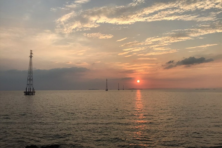 Đường dây trung thế 22kV vượt biển trên không dài 17,539 km thuộc Công trình. Ảnh: Lao Động