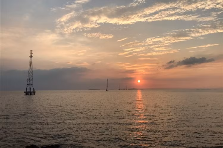 Đường dây trung thế 22kV vượt biển trên không dài 17,539 km thuộc Công trình. Ảnh: Lao Động