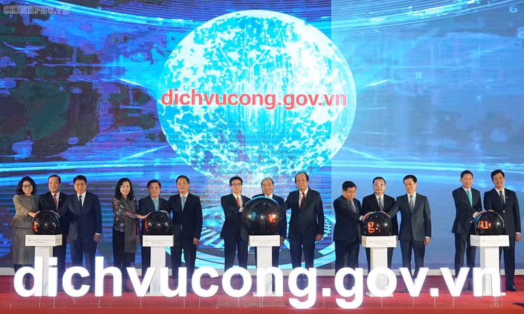 Thủ tướng Nguyễn Xuân Phúc và các đại biểu thực hiện nghi thức khai trương Cổng DVCQG. Ảnh: VGP