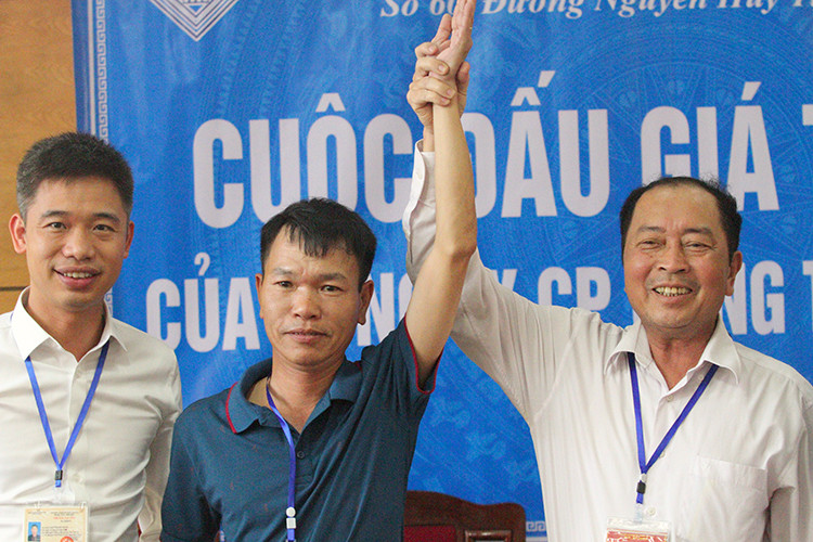 Ông Phương Vũ (giữa) là người trúng đấu giá.