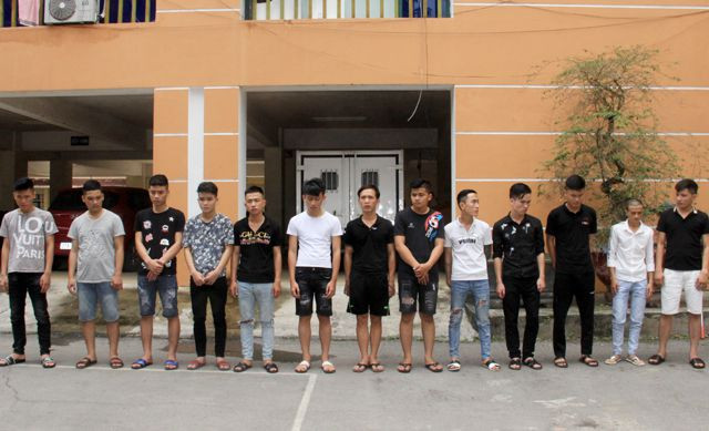 13 đối tượng chuyên "hack" facebook để lừa đảo chiếm đoạt tài sản đang bị Công an TP.Vinh tạm giữ hình sự.