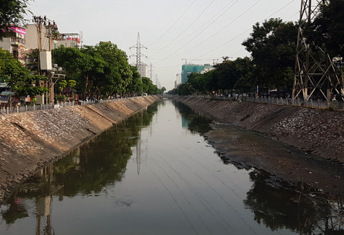 Sông Kim Ngưu đang bị ô nhiễm nặng.