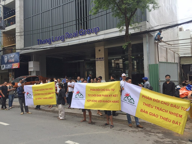 Người mua nhà tại dự án KĐT Đông Tăng Long căng băng rôn, yêu cầu chủ đầu tư ra đối thoại.