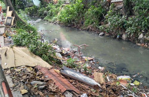 Một đoạn kênh Hy Vọng ngập rác thải.