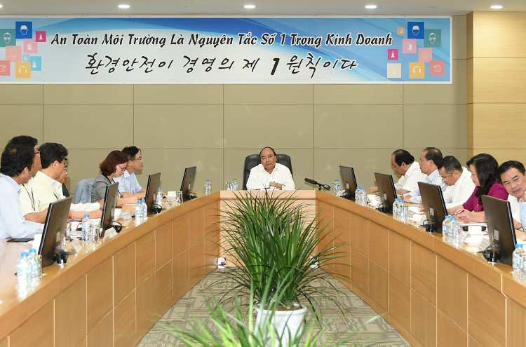 Thủ tướng Nguyễn Xuân Phúc làm việc với Công ty Samsung điện tử Việt Nam Thái Nguyên (SEVT). Ảnh: VGP