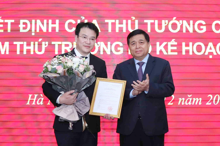 Bộ trưởng Nguyễn Chí Dũng trao Quyết định và tặng hoa chúc mừng tân Thứ trưởng Trần Quốc Phương. Ảnh: Đức Trung