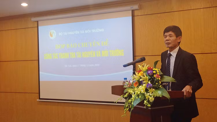 Thứ trưởng Bộ TN&MT Chu Phạm Ngọc Hiển chủ trì buổi họp báo Ảnh: Trần Tuyết 