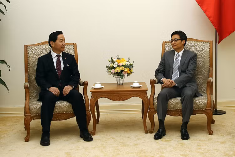 Phó Thủ tướng Vũ Đức Đam tiếp Phó Thủ tướng, Bộ trưởng Bộ Giáo dục Hàn Quốc Kim Sang-kon. Ảnh: VGP