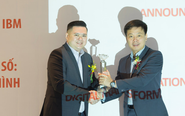 Joseph Lim - IBM Asean, Integrated Cloud Channel Leader trao chứng nhận Platinum cho ông Phạm Minh Tuấn - Ceo FPT IS 