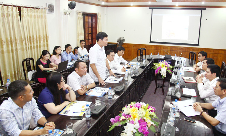 Tổng biên tập Báo Đấu thầu Đỗ Xuân Khánh phát biểu tại buổi làm việc. Ảnh: Tường Lâm