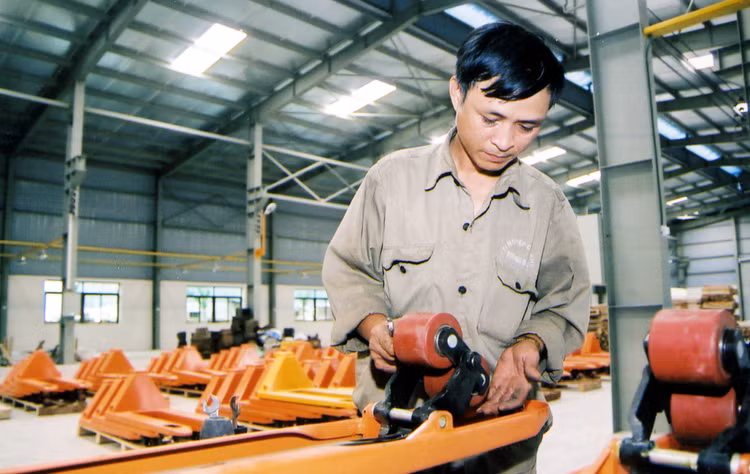 Dự thảo Luật lần này có những điểm mới so dự thảo trình Quốc hội kỳ hợp trước, được thiết kế theo hướng tuân thủ nguyên tắc thị trường, hỗ trợ có thời hạn giúp DNNVV ổn định sản xuất, kinh doanh… Ảnh: Tường Lâm