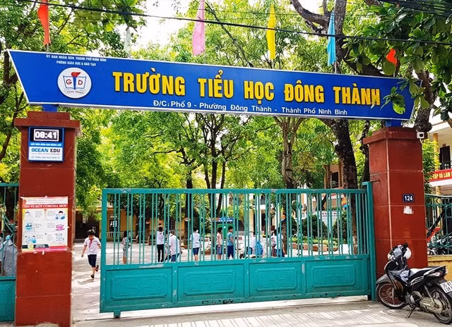 Cơ quan CSĐT Công an tỉnh Ninh Bình vừa bắt giam hiệu trưởng cùng nhiều thuộc cấp tại trường Tiểu học Đông Thành vì sai phạm thu chi tiền ăn và học phí của học sinh.
