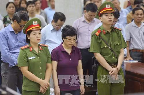 Bị cáo Châu Thị Thu Nga trước vành móng ngựa, ngày 2/10. Ảnh: TTXVN