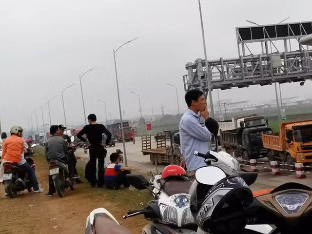 Người dân dàn phương tiện phản ứng việc thu phí quá cao tại Trạm thu phí Tam Nông (Ảnh: N.H)