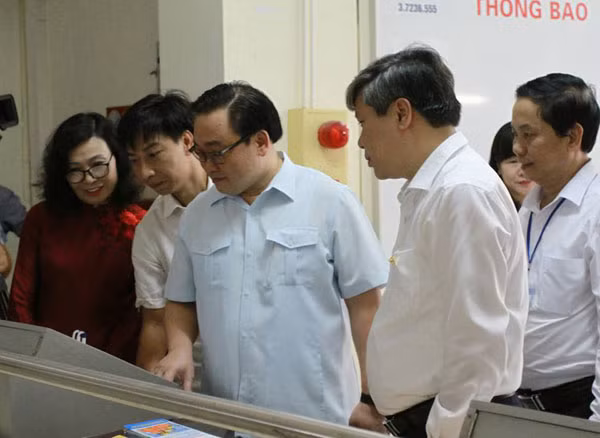Bí thư Thành ủy Hà Nội Hoàng Trung Hải thăm bộ phận Một cửa của BHXH TP. Hà Nội.