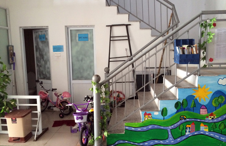 Hành lang thoát hiểm tại Thăng Long Garden bị chiếm dụng làm nhà trẻ. Ảnh: Trần Nam