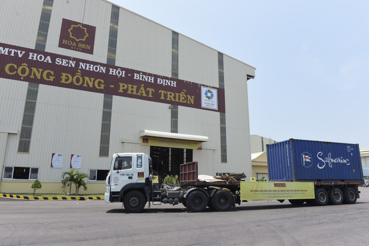 Lô hàng 5.000 tấn tôn trị giá hơn 4 triệu USD của Hoa Sen được xuất sang Malaysia trong tháng 4 năm nay. Ảnh: Hoa Sen.