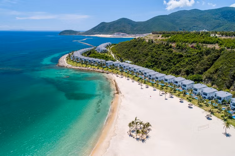 Vinpearl triển khai việc liên kết với các hãng hàng không nội địa để mở các chuyến bay cố định trong nước và quốc tế tới các điểm đến có cơ sở nghỉ dưỡng – vui chơi giải trí tại Nha Trang, Phú Quốc, Đà Nẵng – Nam Hội An