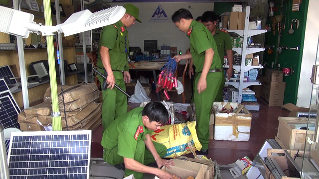 Phòng PC06 Công an Quảng Nam kiểm tra việc tàng trữ số lượng lớn pháo lậu tại cơ sở kinh doanh Phú Hiển