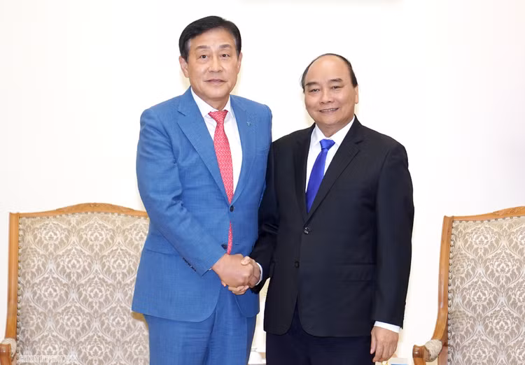 Thủ tướng Nguyễn Xuân Phúc và Chủ tịch Tập đoàn Tài chính Hana Kim Jung Tai - Ảnh: VGP